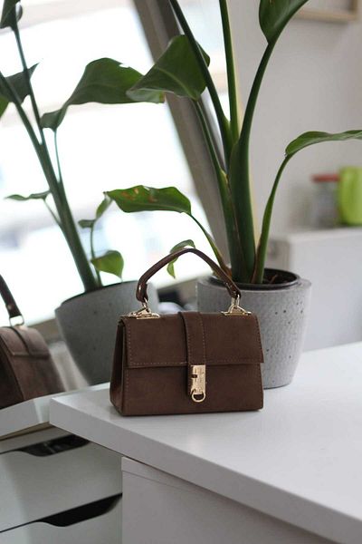Moom Bag Дамска ръчна ръчна чанта за рамо с тъмнокафява катарама и верижка