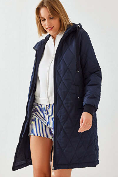 MissThetis Kapüşonlu Çift Cepli Rahat Kalıp Fermuarlı Astarlı Şık ve Cool Midi Boy Hafif Dolgu Kapitone Mont