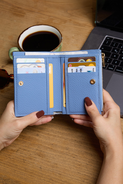 REWİNA Модель 9756 - Жіночий гаманець з натуральної шкіри блакитного кольору з блискавкою