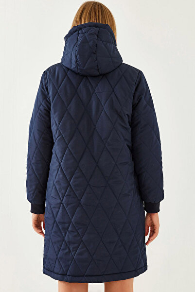 CoolLook Kapüşonlu Fermuarlı Çift Cepli Baklava Desen Rahat Diz Üstü İnce Dolgulu Kapitone Mont