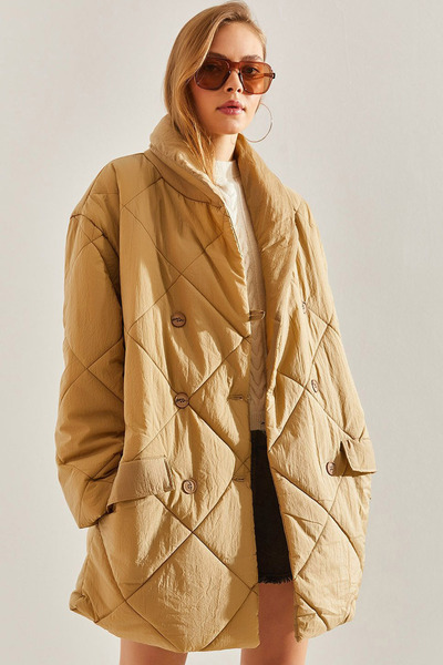 MissKybele Dik Ceket Yakalı Cep Detaylı İki Cepli Baklava Desen Düğme Kapamalı Midi Boy Oversize Şişme Mont