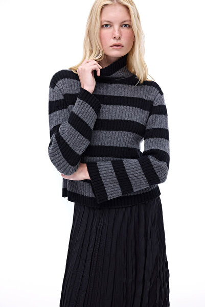 Perspective Knitwear Comfortable Fit Striped Pattern Standard Size Low Sleeve Turtleneck Black Gray Sweater