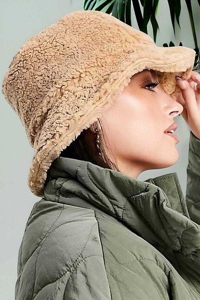 Uniquetrenders Дамска плюшена шапка с кофа
