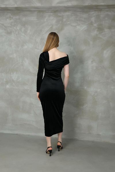 MOZENA Black Off-Shoulder Velvet Dress