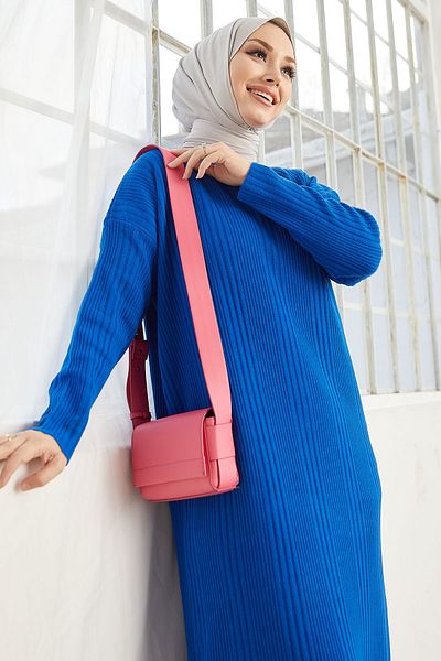InStyle Dlouhé úpletové šaty Arissa s rolákem – tmavě modrá