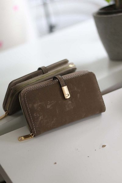Moom Bag Дамски портфейл със златен аксесоар с антична текстура от норка и детайли