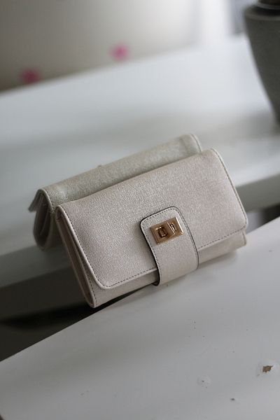 Moom Bag Дамски кремаво-златист портфейл с детайли