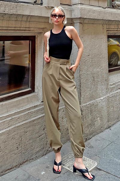 Swist Damen - Khakifarbene Glos-Hose mit elastischem Bein und Klettverschluss
