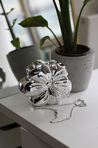 Moom Bag Γυναικεία βραδινή τσάντα με φλοράλ μοτίβο σε ασημί μαρμαρυγία