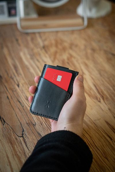 minimal X design Minimal X V2 - Suport card de culoare antracit cu mecanism - Piele autentică și lucrat manual - Practic și ușor