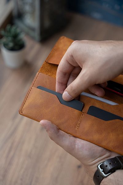 minimal X design محفظة نقود وهاتف عمودية باللون البني للجنسين
