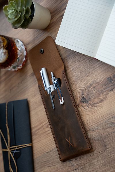 minimal X design Suport pentru stilou din piele Minimal X - Castan - Piele autentică și lucrat manual - Design minimalist simplu și elegant