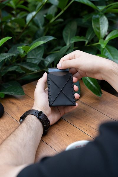 minimal X design حامل بطاقات Minimal X V1 - أسود مترب