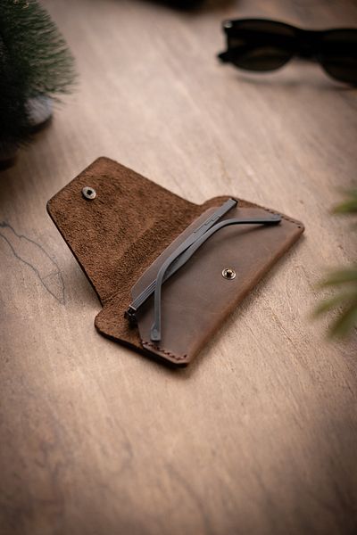 minimal X design حافظة نظارات Minimal X - كستنائي - جلد حقيقي وصناعة يدوية - تصميم أنيق وبسيط
