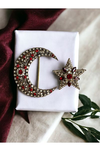 FAYRA ACCESSORIES بروش روبي هلال ونجمة من الأحجار الحمراء