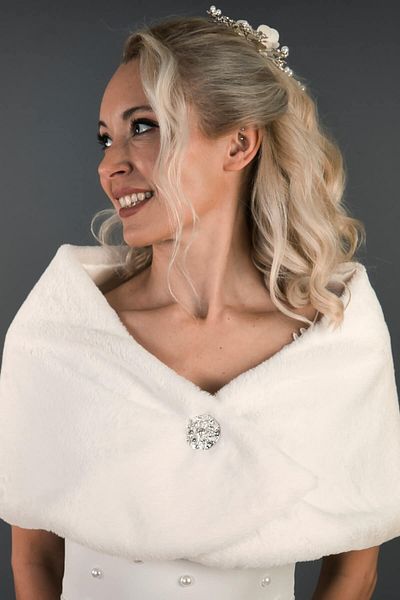 Hobigram Brooched Fur Etol Bridal Bolero in Off White