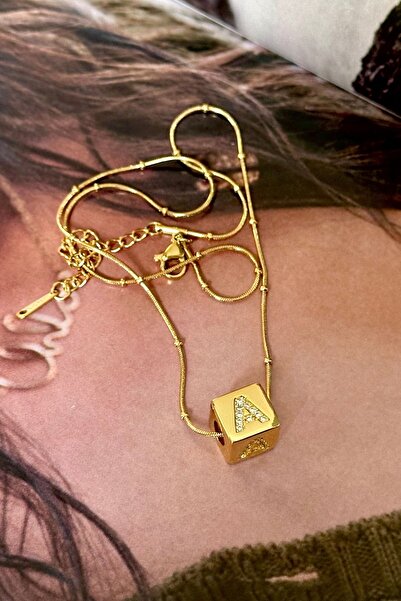 Trendy Butik قلادة على شكل مكعب فولاذي بحجر الزركون على شكل حرف A (حرف A متاح...