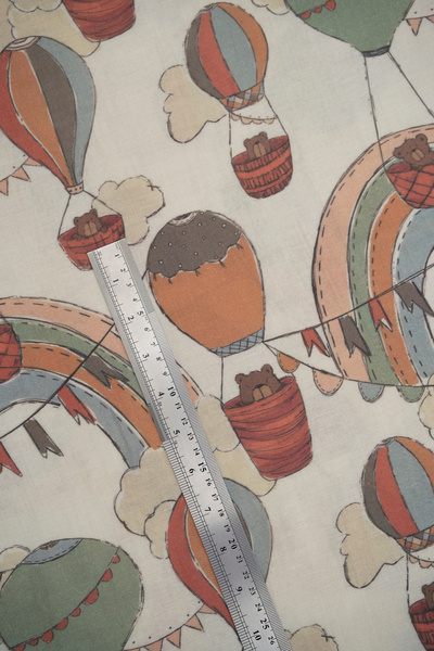 Tuğba Kuğu قماش موسلين مطبوع |   الدببة الصغيرة مع بالونات