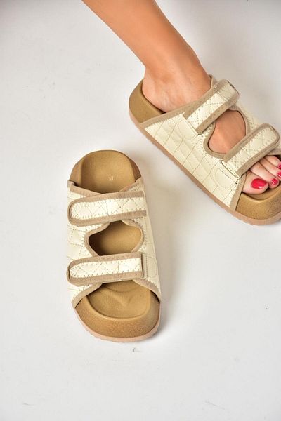 Fox Shoes S811546209 Béžové dámské pantofle - silná podrážka