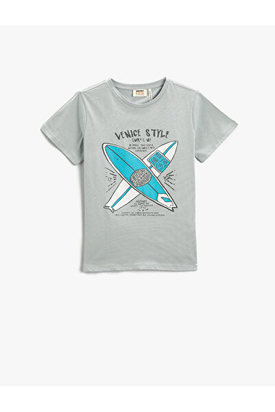 Koton Kurzarm-T-Shirt mit Rundhalsausschnitt aus Baumwolle mit Surf-Motiv-Print