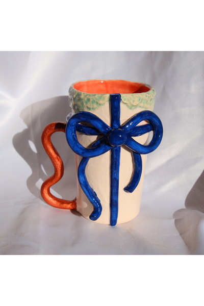 Lily & Loly Ceramics Yeni Yıl Serisi “Mavi Fiyonklu Hediye Paketi” Kupa -El Yapımı Seramik Kupa Mug 300 Ml.