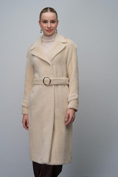 Olcay Beigefarbener Mantel im Angora-Look 3074 – mit Schnappverschluss und Kettenzubehör