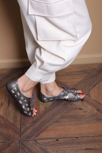 Beyond Sandale din piele cu dantelă cu laser argintiu pentru femei BYNDLZR01