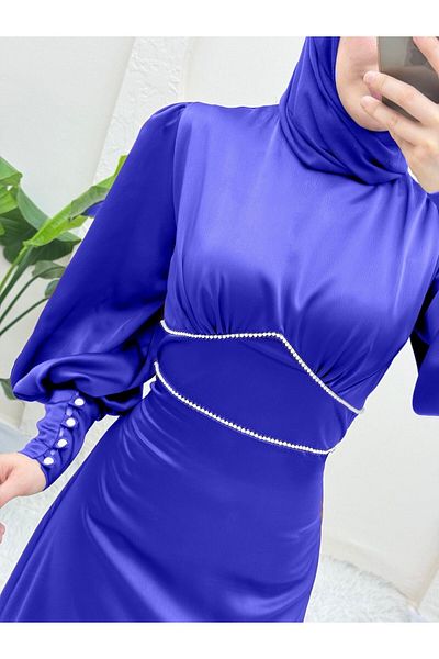 Modamorfo Satin-Abendkleid – Perlendetails an der Taille, Manschettenknöpfe an der Ärmel, Farbe Saks