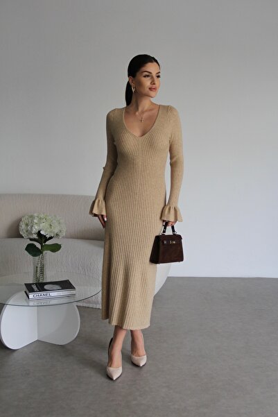 Julidress V-λαιμός φόρεμα από βαμβακερό πλέγμα με λεπτομέρειες από φούστα και μακριά μανίκια.