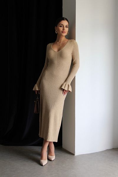 Julidress V-λαιμός φόρεμα από βαμβακερό πλέγμα με λεπτομέρειες από φούστα και μακριά μανίκια.