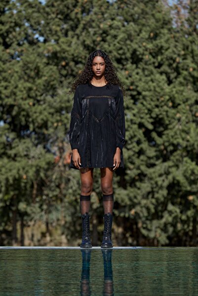 Nur OSKAY Siyah Parlak Kumaş Dantel Detaylı Elbise