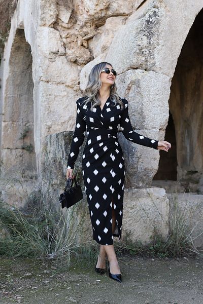 bytugcekaya Rochie neagră cu mânecă lungă, cu nasturi, cu model geometric