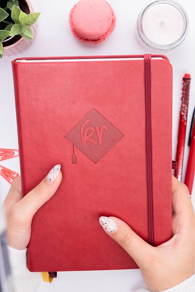 KR Akademi Yayınları جدول أعمال مخطط لانهائي من Kr Academy باللغة الإنجليزية - أحمر كلاريت (مفكرة صغيرة + ملصق هدية)