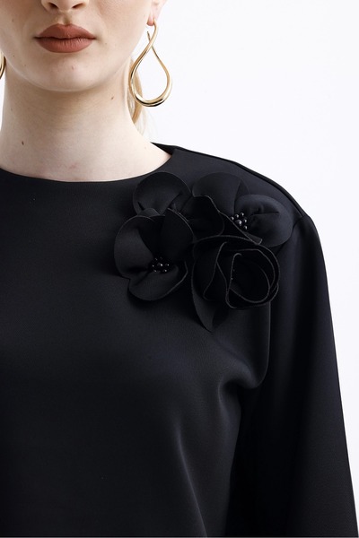 Mizalle Çiçekli Scuba Siyah Bluz