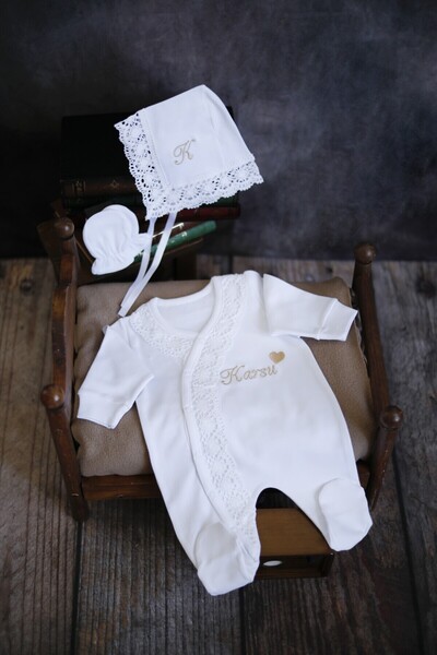 KARSU TASARIM İsme Özel Nakış İşlemeli Boydan Dantelli Tulum Takımı Hastane Ç...