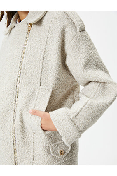 Koton Tuba Ünsal X – Übergroßer Plüschmantel mit Reißverschlusstasche