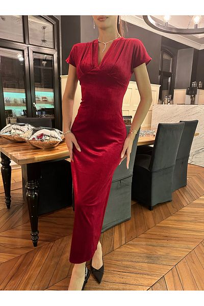 LOCH BUTİK ROCHIE MIDI DE FEMEI ROȘU DE CATIFEA CU DECOLTEU