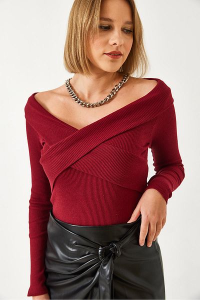 Bianco Lucci Women's Cross-Strapped Finger-Pronged Madonna Collar Blouse 60261056