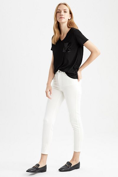 DeFacto Regular Fit V-Neck Sequin Detailed Short Sleeve T-Shirt U3769az23sp