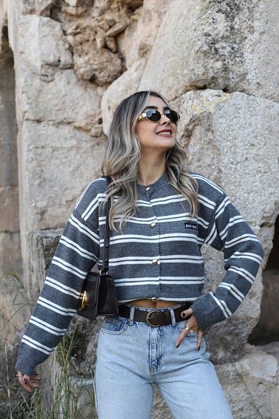 bytugcekaya Cardigan cu nasturi argintii cu dungi gri-albe
