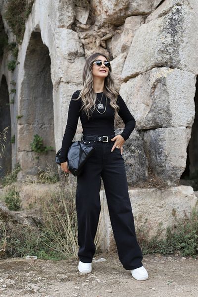bytugcekaya Μπλούζα με λεπτομέρεια σε μαύρο κέντημα