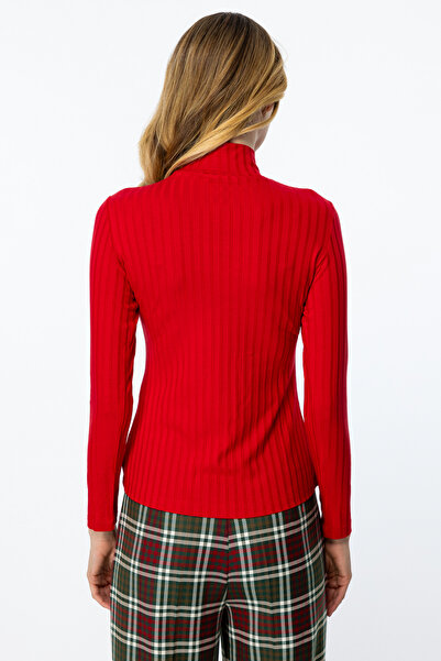 ON Kalp Detay Dekolteli Bluz