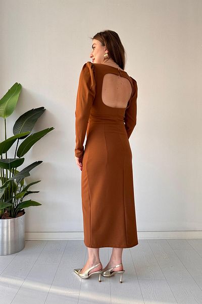 MaziButik Φόρεμα Taba Crepe - Λεπτομέρεια με χαμηλό κοψίδι μπροστά V πίσω