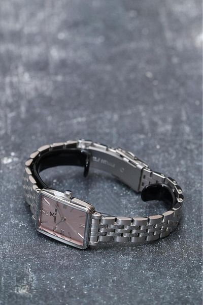 Daniel Klein DKE.1.10750 ساعة يد نسائية ذات تصميم بسيط وأرقام رومانية مستطيلة الشكل
