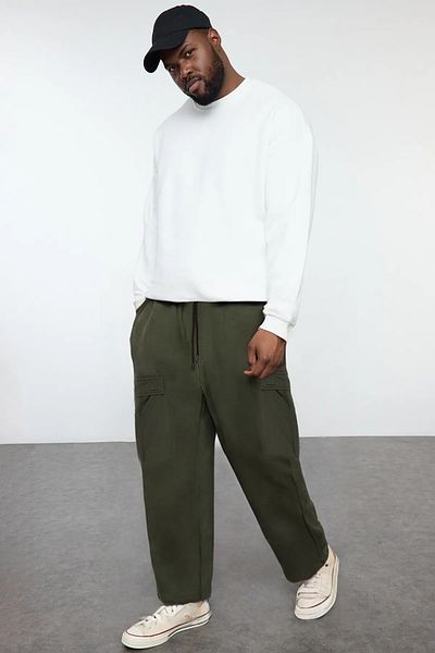 Trendyol Collection Khakifarbene Jogginghose mit weitem Bein und Cargotasche in Übergröße – TMNAW25AJ00008