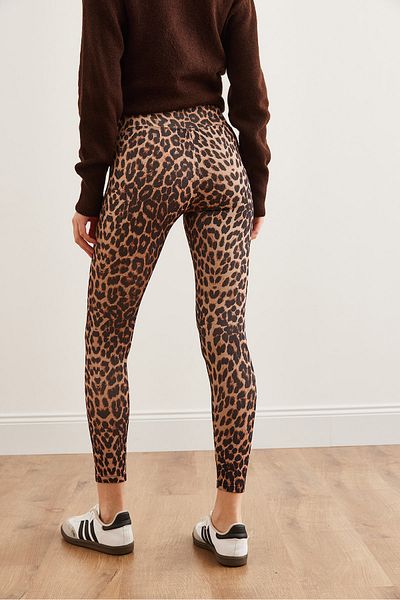 Olalook Kamelfarbene Damen-Leggings mit hoher Taille und geripptem Leopardenmuster TYT- 19000087