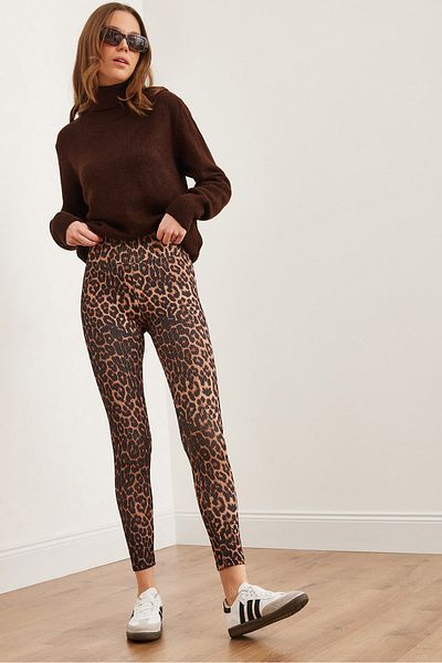 Olalook Kamelfarbene Damen-Leggings mit hoher Taille und geripptem Leopardenmuster TYT- 19000087
