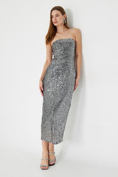 Trendyol Collection Flitrové stylové večerní šaty bez ramínek se stříbrným body Tpraw25El00161