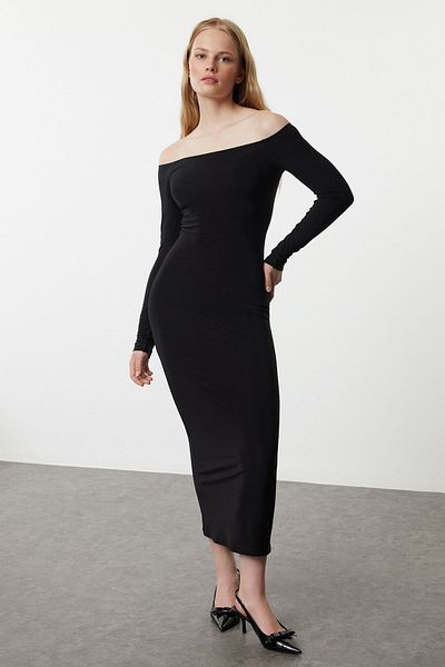 Trendyol Collection Flexibilní maxi pletené šaty – černý límec Carmen, přiléhavý na tělo Bodycone TWOAW25EL00105