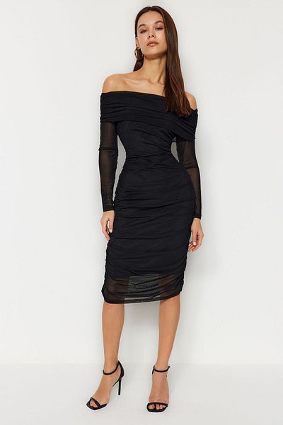Trendyol Collection Carmen Collar Midi Pletená tužka - černé šaty s pružným a závěsným detailem TWOAW24EL00146